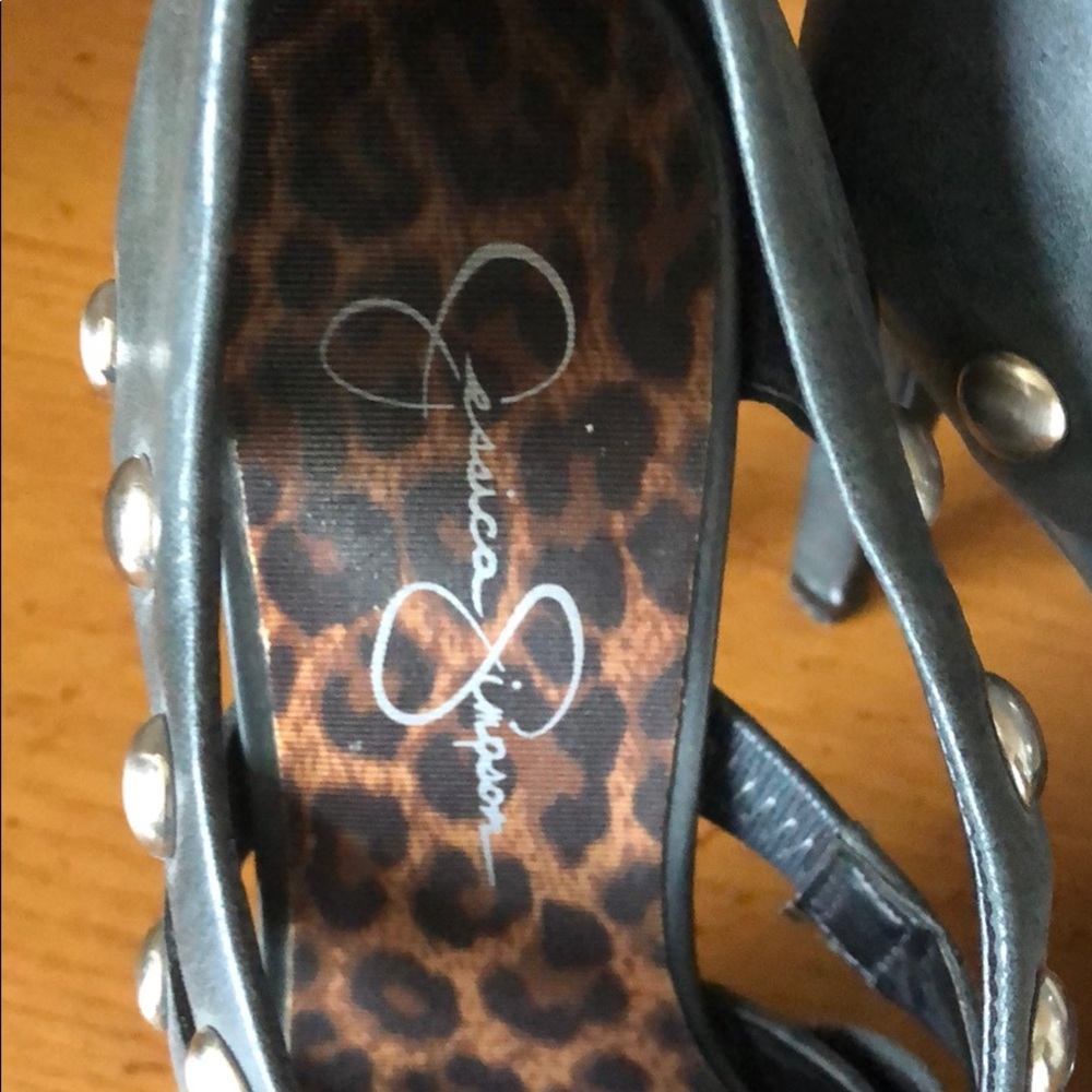 Pumps - Picture 2 of 4